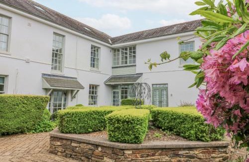 Dartmouth Apartment | 4 The Manor House Hillfield Village