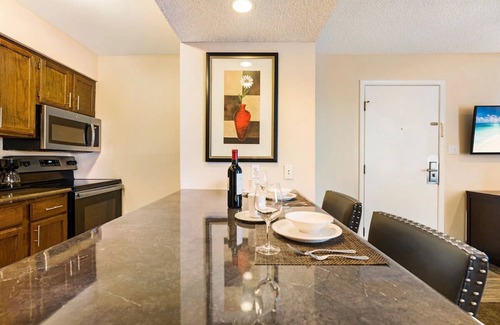 Biggs Field Hotel | 4 Two-Bedroom Suite – Full Kitchen, Outdoor Pool & Breakfast