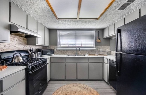 Franklin Park House | 40% Off Long Term Stays! Texas Country Songwriter Theme.