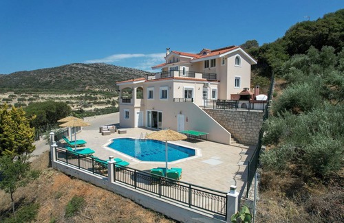 Skotino Villa | 400 m² Villa ∙ 4 bedrooms ∙ 8 guests