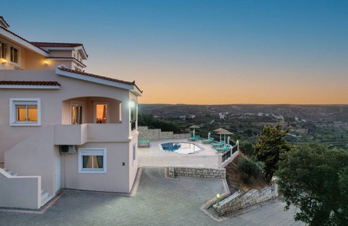 Skotino Villa | 400 m² Villa ∙ 4 bedrooms ∙ 8 guests