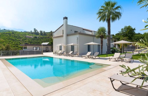 Mascali Villa | 400 m² Villa ∙ 6 bedrooms ∙ 11 guests