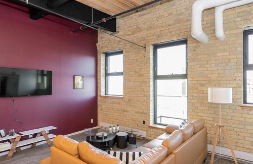 Winnipeg Condo | (403) Exchange District Warm Entire 2 BR 1BATH Loft -Fast WiFi (139)