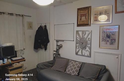Middle Park and Sutcliffe House | 42 Churchbury vRd, Room 2