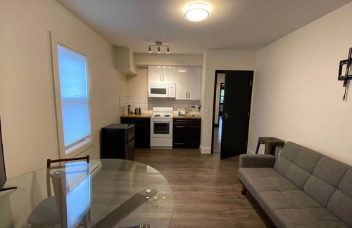 North Central Edmonton Apartment | 425 m² Apartment ∙ 1 bedroom ∙ 2 guests
