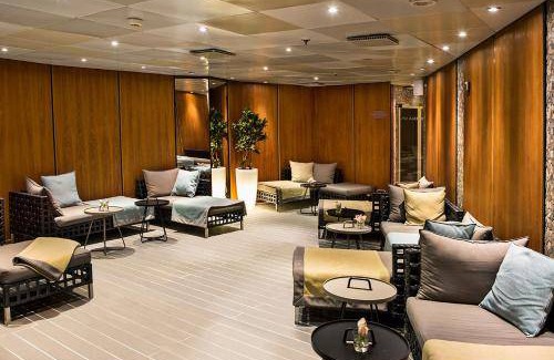 Katajanokka Boat Rental | 43 m² Houseboat ∙ 4 guests