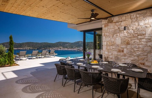 Cove Rogacic House | 435 m² House ∙ 5 bedrooms ∙ 13 guests