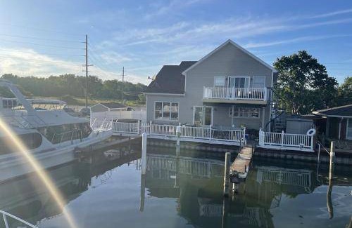 Anchor Bay Harbor Boat Rental | 46 m² Houseboat ∙ 2 bedrooms ∙ 8 guests
