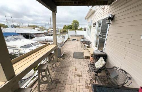Anchor Bay Harbor Boat Rental | 46 m² Houseboat ∙ 2 bedrooms ∙ 8 guests