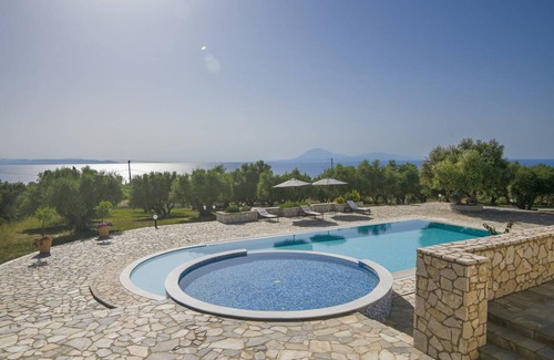 Killini Resort | 465 m² Luxury rental ∙ 4 bedrooms ∙ 8 guests
