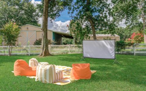 Conroe House | 4BD - Pool & Movie Theater - Lake Conroe Nearby