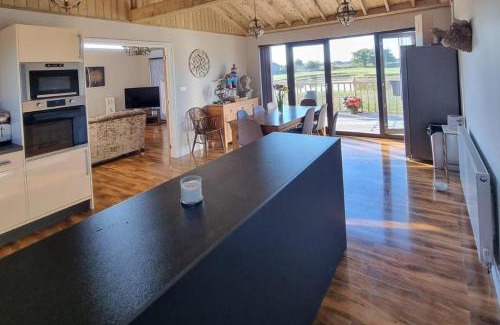 Fangfoss House | 4Bed Lodge Sleeps8-Pet Friendly-Hot Tub-Log Burner