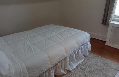 Upper Darby House | 4BR 2 baths home Near Train Shopping and Dining