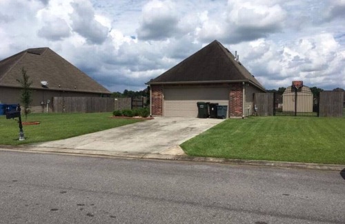 Gonzales House | 4BR 2BA Family Home On a Lake (Entire House)