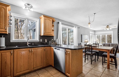 Hawkesbury House | 4BR Bedroom Retreat with Golf Course Views