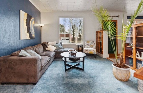 New Kensington Apartment | 4BR Chalet with Seasonal Pool Hot Tub