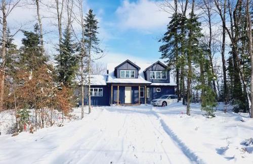 Lake of Bays House | 4BR Entire private modern cottage - Hilltop view