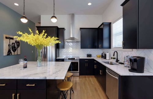 Downtown Nashville House | 4BR Getaway for 12 w/Balcony, Mins to Broadway!