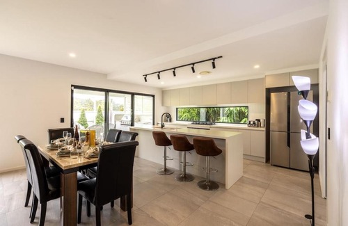 Upper Kedron House | 4BR Modern Home Near Parks and Dining with Outdoor Space