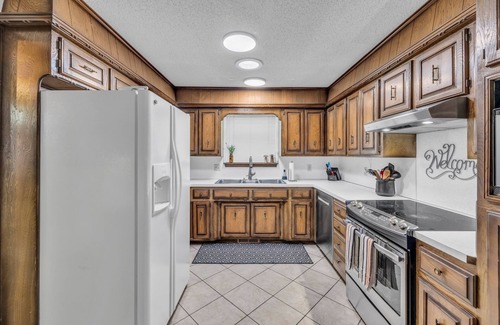 Owasso House | 4BR Retreat w/KING Bed, Hot Tub & Prime Location