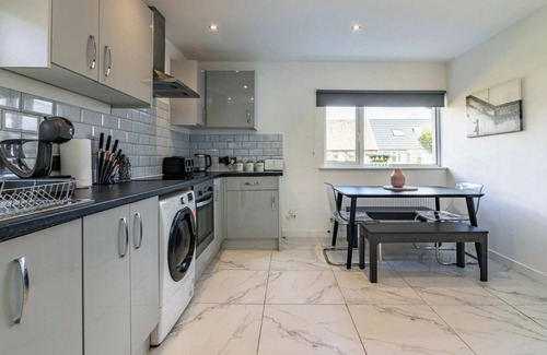 Nottingham House | 4br-sleeps8-privategarden-freeparking