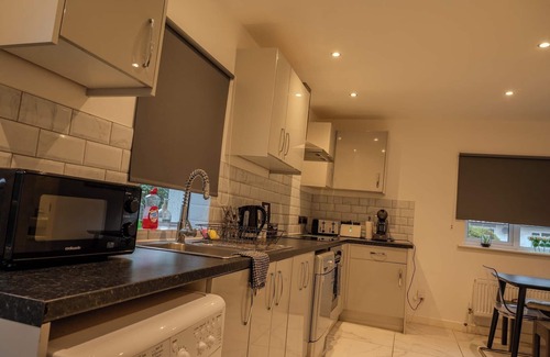 Nottingham House | 4br-sleeps8-privategarden-freeparking