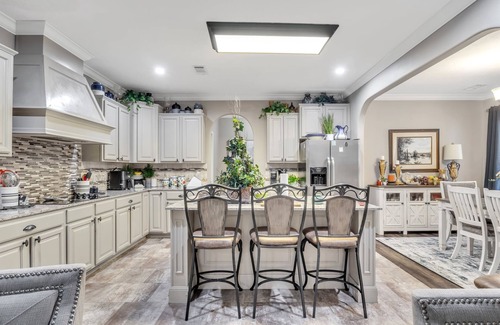 Mayhew House | 4BR Starkville Getaway | Sauna & Hot Tub