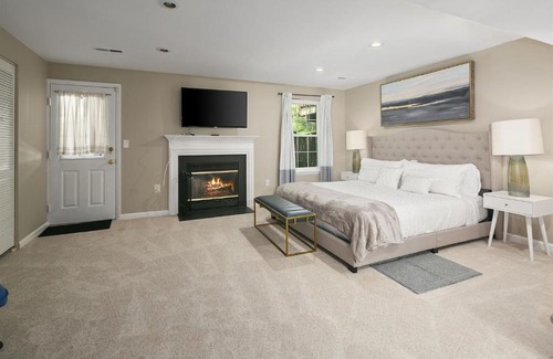 Countryside House | 4BR Townhome, Close to Shops & Restaurants, 40 Mins to DC