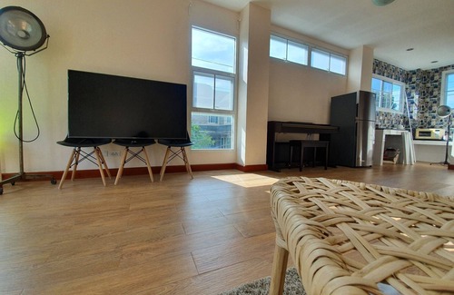 Chom Phon House | 4BR townhouse above 7-11, 10mins walk to trains, local food
