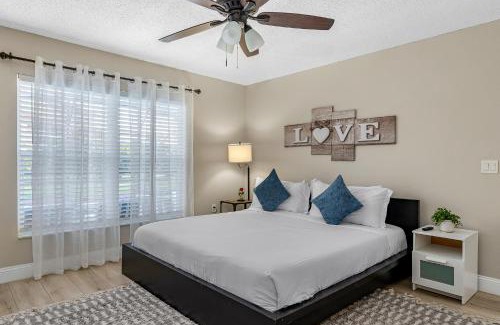 Lake Berkley House | 4BR w Heated Pool near Disney & Lake - Sleeps 10