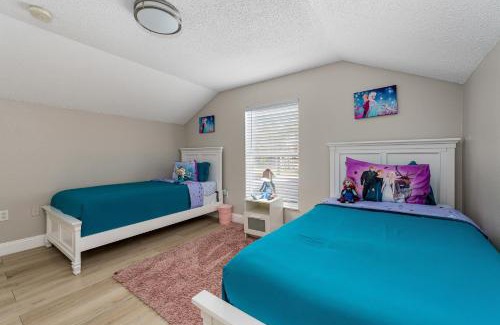 Lake Berkley House | 4BR w Heated Pool near Disney & Lake - Sleeps 10