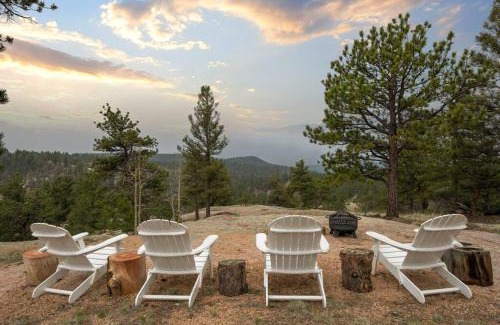 Divide House | 5 Acres! Modern Cabin w/Pikes Peak View