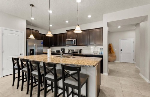 Loughman Villa | 5 BED | 4 BATH Townhome & POOL 7459Oak