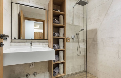 Alpendorf Apartment | 5 Bed Apartment Superior Panorama