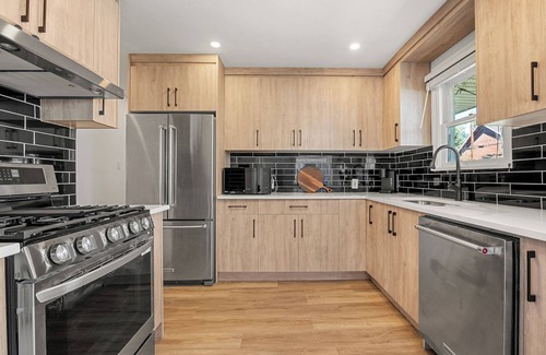 Northwest Calgary House | 5 bed Luxury Home: Steps to DT, River & Hospital