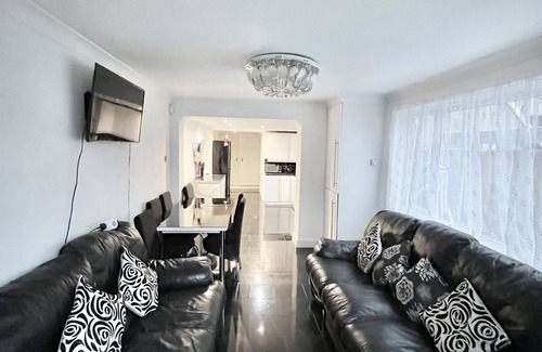 Stratford House | 5 Bed Rooms Property Close To Stratford City.