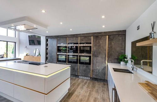 Doncaster Villa | 5 Bed Villa-Sleeps 10-Hot Tub-Bar & Pool table