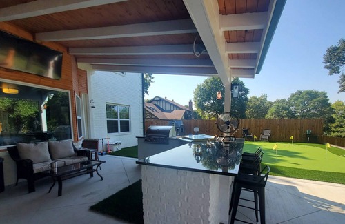 Sapulpa House | 5 Bedroom 3 bath Colonial Home with Turf Putting Green for Golf fans!
