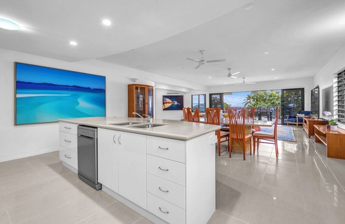 Cannonvale Apartment | 5 Bedroom Apartment with pool just steps from the beach