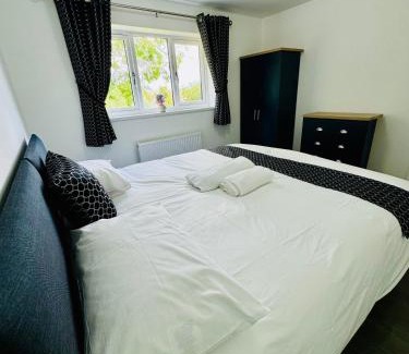 Grimsby Villa | 5-Bedroom Cottage, New Waltham, Grimsby