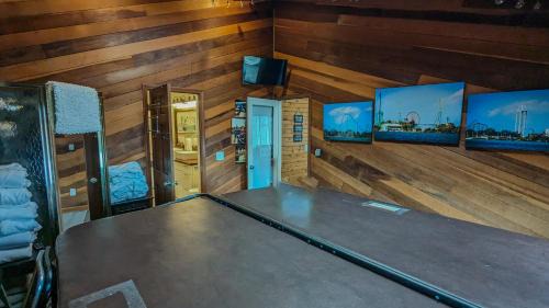 Huron House | 5 Bedroom Family Gathering Home with Indoor Hot Tub
