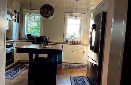 Eastman House | 5-bedroom farmhouse on 10acres