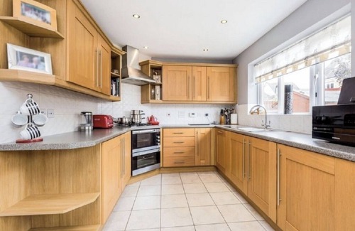 Newcastle-Under-Lyme House | 5 BEDROOM/4 BATHROOM MODERN DETACHED HOUSE