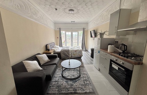 Luton House | 5 Bedroom Holiday Home Luton