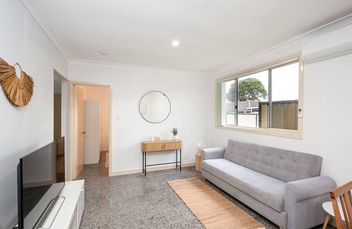 Revesby House | 5 Bedroom Home in Revesby-Sleeps 12