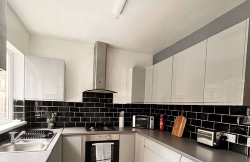 Sheffield House | 5 Bedroom House- 20% off monthly stays