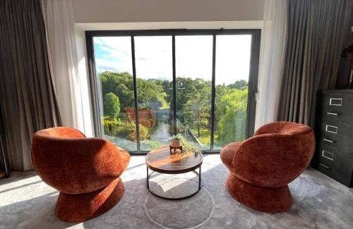 Devizes House | 5 Bedroom Lake House in a nature reserve