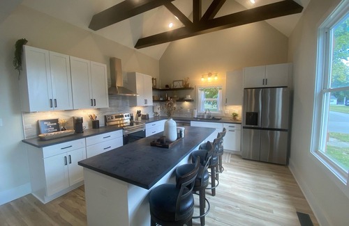 Sheridan House | 5-bedroom relaxing vacation home just 12 minutes to Grand Park and Six Pence