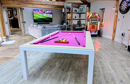 Honley House | 5 Bedrooms 5 En-suites HotTub Pool Table