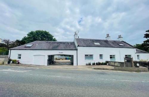 Lundin Links House | 5 bedrooms sleeps 10-12 free wifi & parking garden